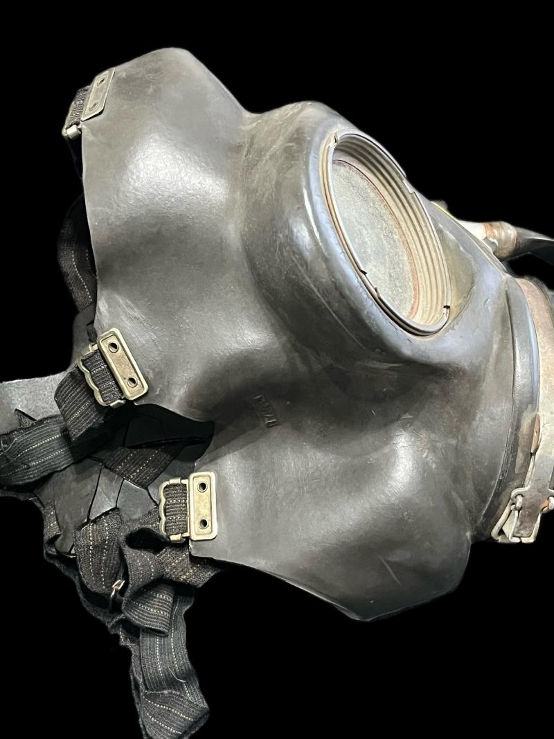 WW2 BRITISH CIVIL DEFENCE GAS MASK & CONTENTS