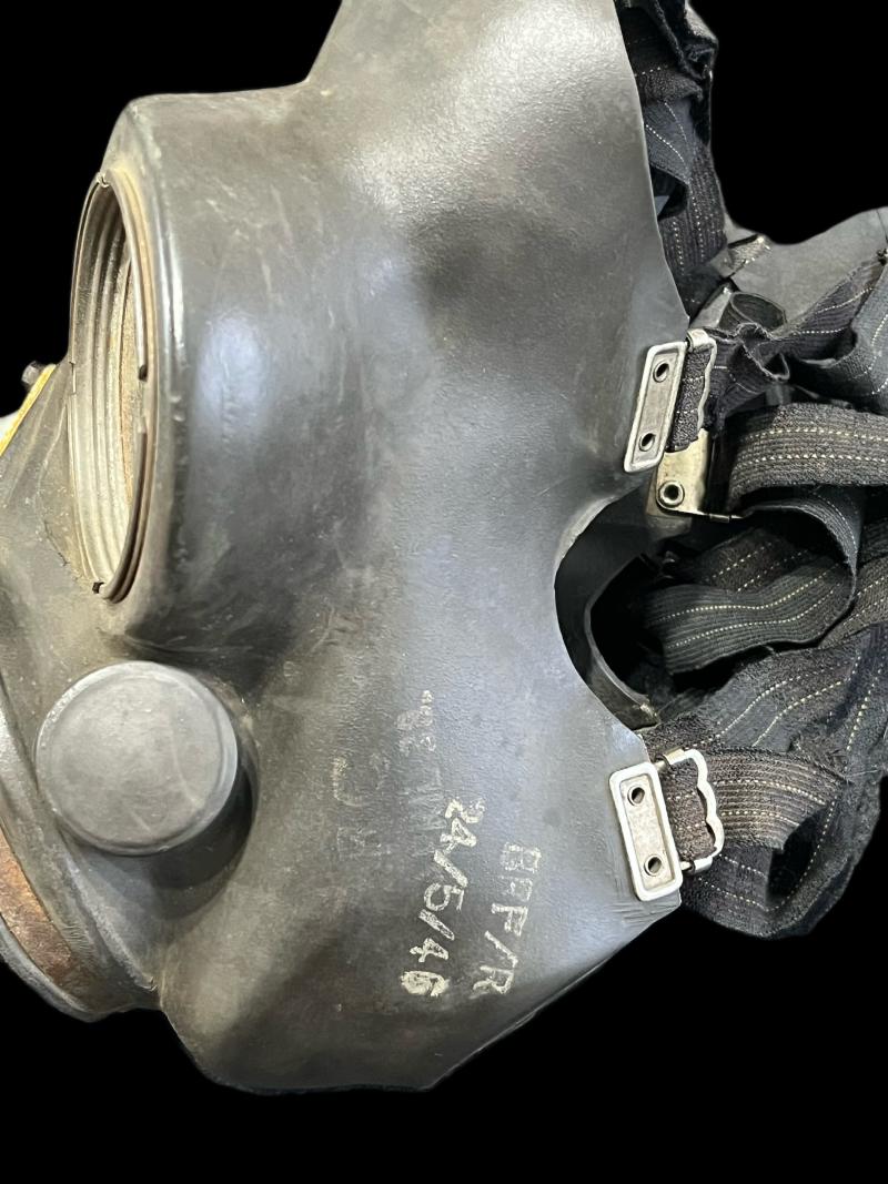 WW2 BRITISH CIVIL DEFENCE GAS MASK & CONTENTS