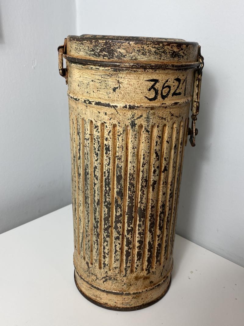 WW2 GERMAN GAS MASK TIN TAN/SNOW