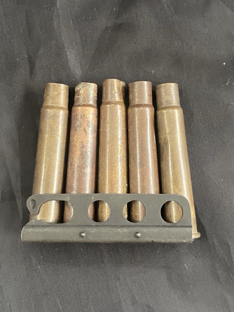 WW2 BRITISH .303 CLIP WITH 5 X WW2 INERT CASINGS