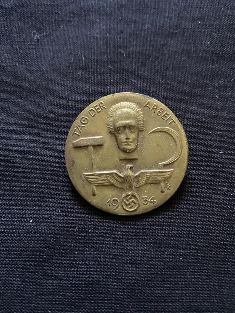 1934 GERMAN TAG DER ARBEIT TINNIE BADGE
