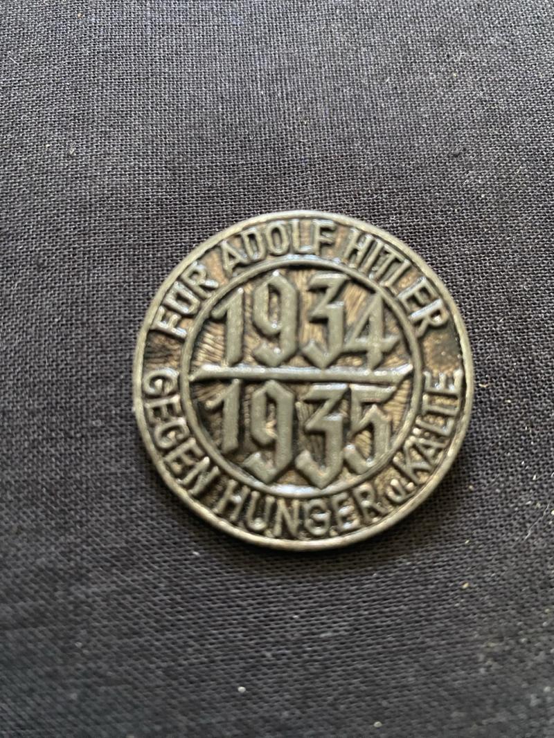WW2 GERMAN 1934-1935 FUR ADOLF HITLER GEGEN HUNGER KALTE DAY BADGE