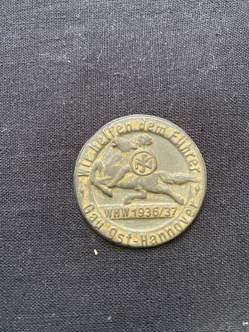 WIR HELFEN DEM FUHRER GAU OST HANNOVER WHW 1936/37 BADGE