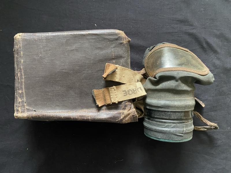 WW2 BRITISH CIVILIAN GAS MASK IN BOX