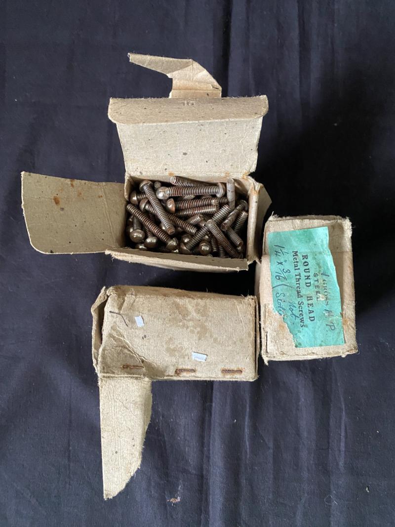 A BOX OF STEEL ROUND HEAD METAL SCREWS (1 1/4