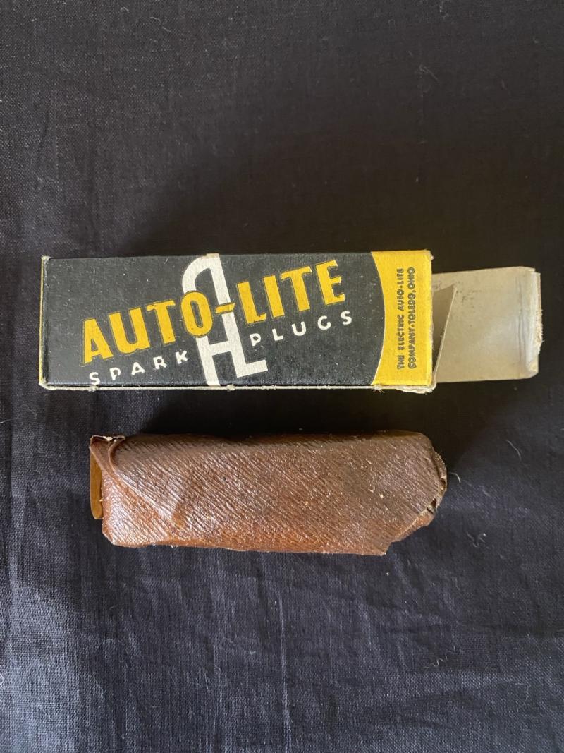 WW2 U.S AUTO LITE 14MM SPARK PLUG IN BOX