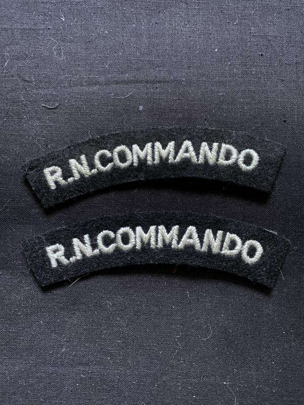 A SET OF R.N COMMANDO SHOULDER TITLES