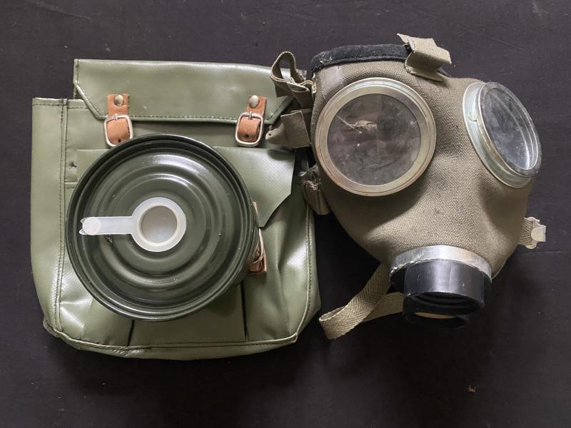 HUNGARIAN M75 GAS MASK WITH FILTER AND POUCH