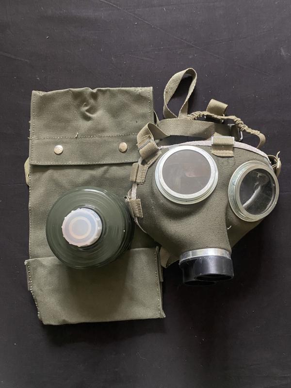 HUNGARIAN M75 GAS MASK WITH FILTER AND POUCH