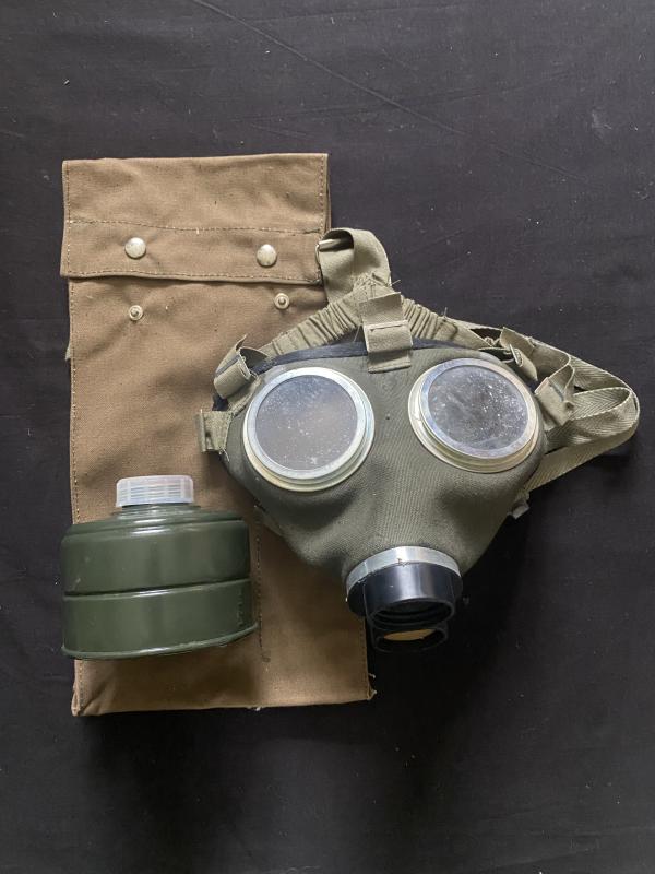HUNGARIAN M75 GAS MASK WITH FILTER AND POUCH