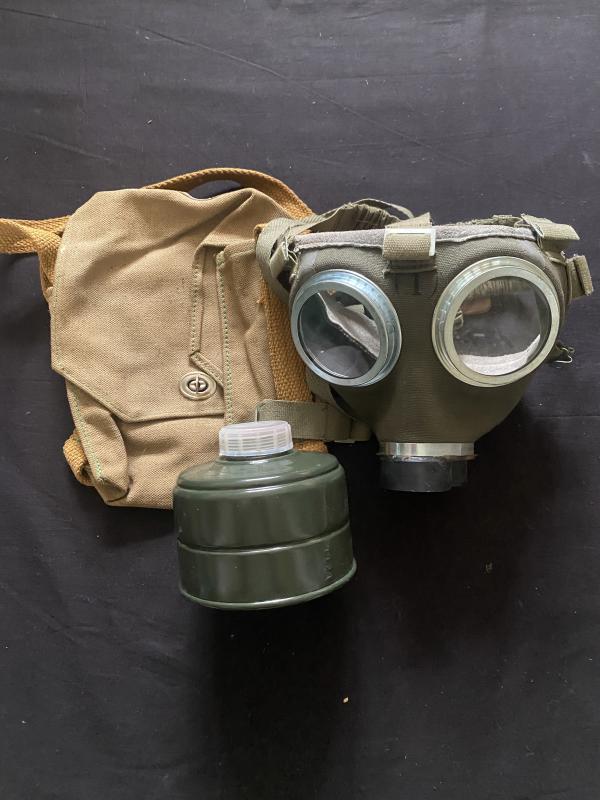 HUNGARIAN M75 GAS MASK WITH FILTER AND POUCH