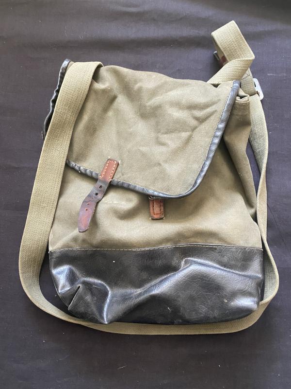YUGOSLAVIAN M84 GAS MASK/UTILITY BAG