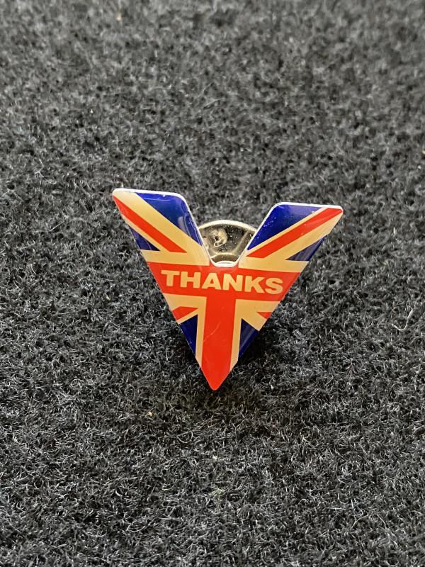 BRITISH VE DAY V FOR VICTORY BADGE