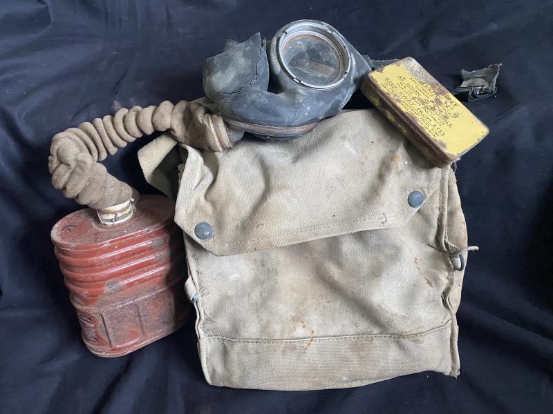 WW2 BRITISH SERVICE GAS MASK SET