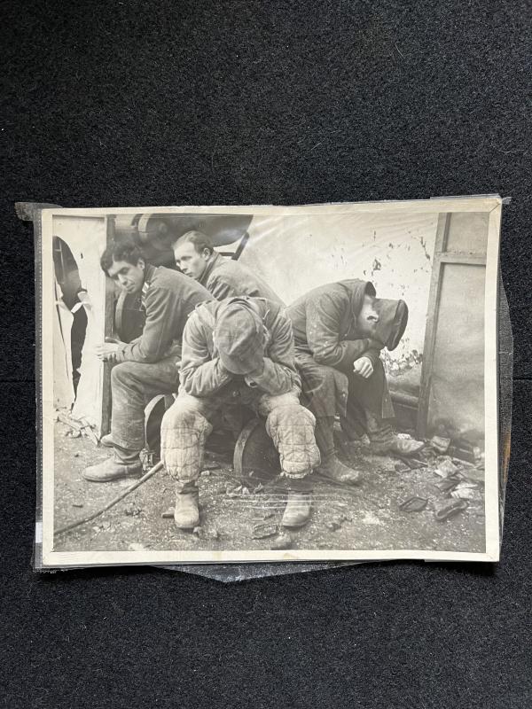 PICTURE- DEAD BEAT-GERMAN PRISONERS NEAR GOCH