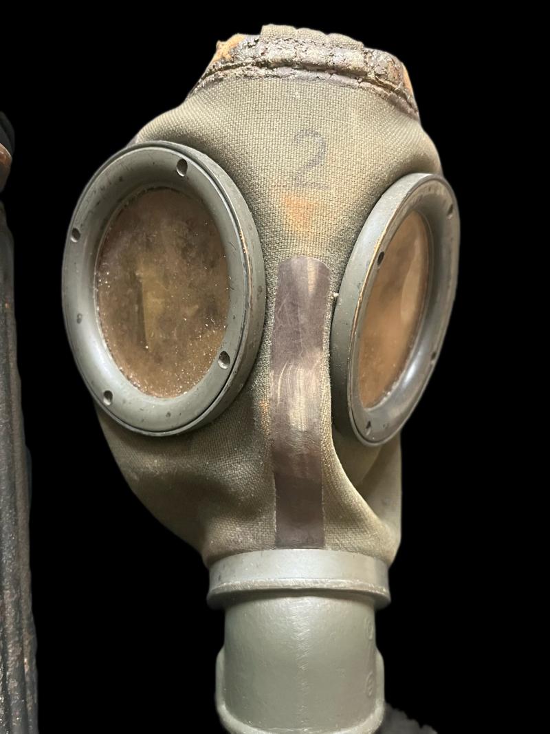 WW2 GERMAN M30 GAS MASK WITH CANISTER