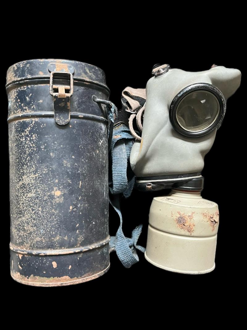 WW2 FM-3 GAS MASK IN A LUFTSCHUTZ GAS MASK TIN