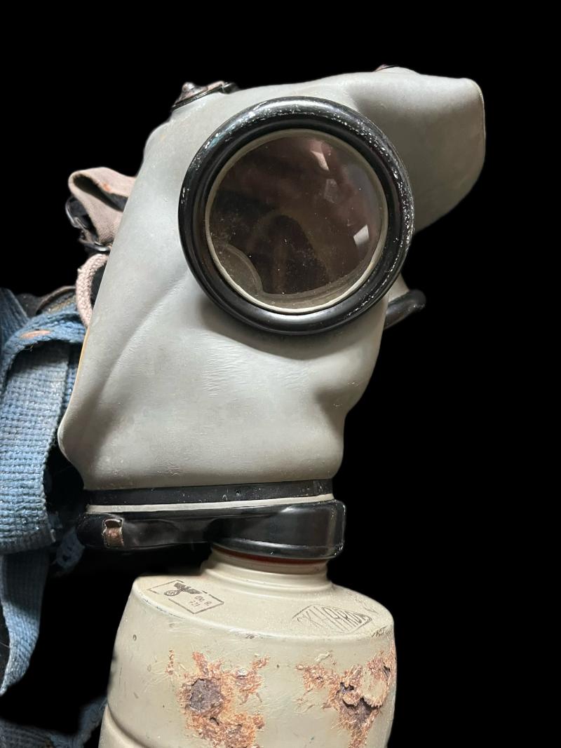 WW2 FM-3 GAS MASK IN A LUFTSCHUTZ GAS MASK TIN
