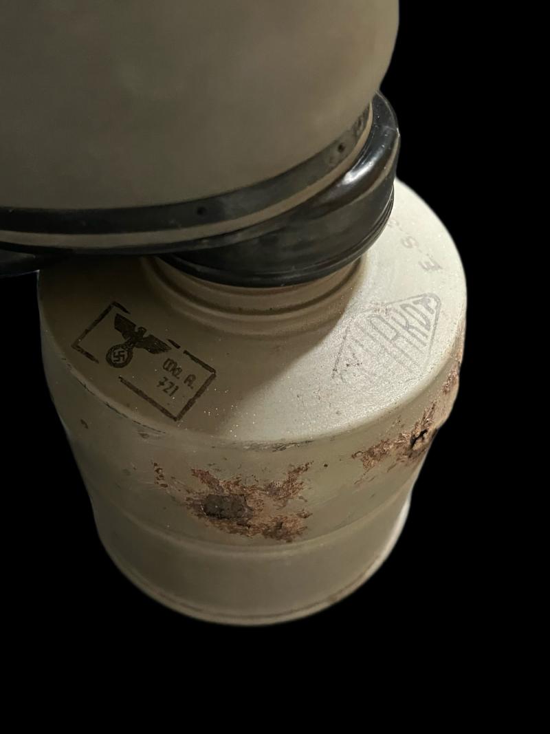 WW2 FM-3 GAS MASK IN A LUFTSCHUTZ GAS MASK TIN