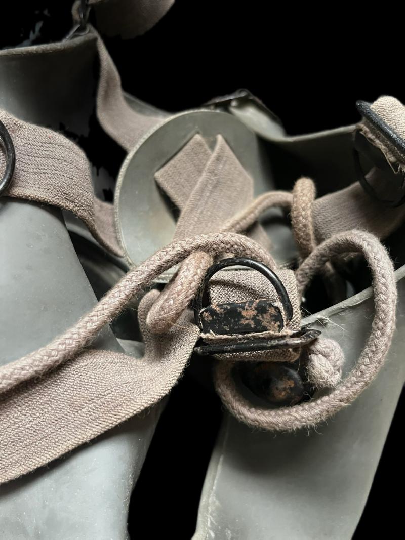 WW2 FM-3 GAS MASK IN A LUFTSCHUTZ GAS MASK TIN