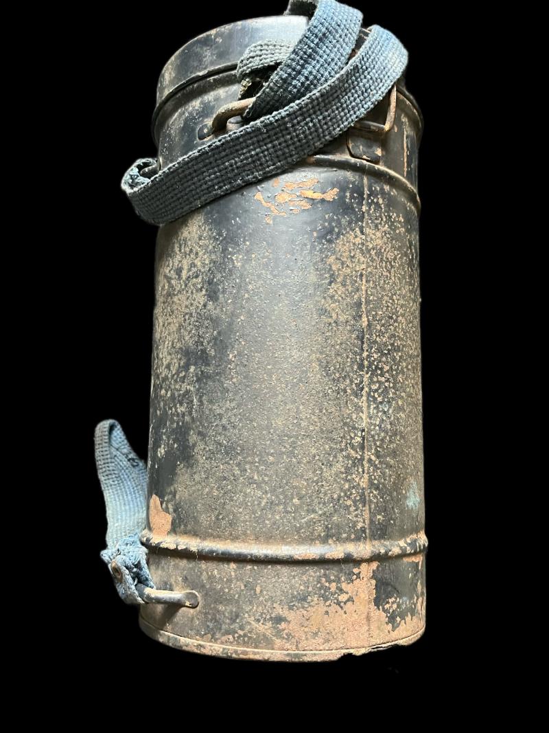 WW2 FM-3 GAS MASK IN A LUFTSCHUTZ GAS MASK TIN