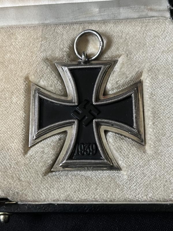 CASED WW2 GERMAN IRON CROSS 1ST AND 2ND CLASS MEDAL SET